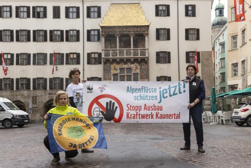 Agnes Zauner protestiert gemeinsam mit dem WWF vor dem Goldenen Dachl in Innsbruck mit Fahnen und Banner